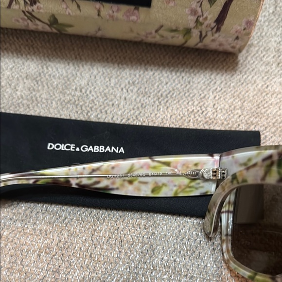 DOLCE & GABBANA Cherry Blossom Pattern Sunglasses with original Case and Cloth - Picture 5 of 12